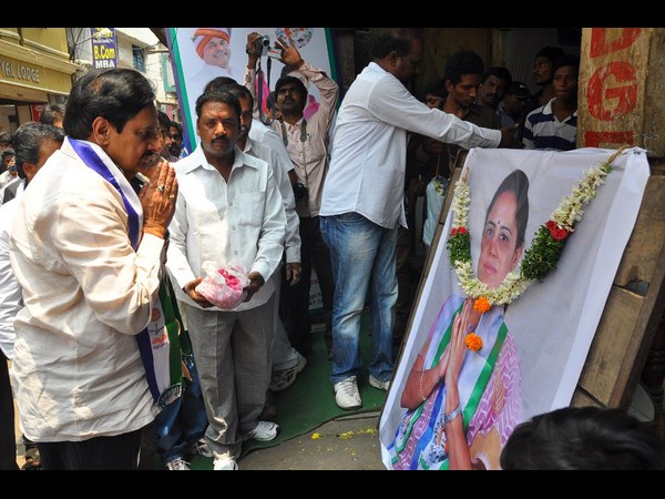 శోభానాగి రెడ్డి చిత్ర పటానికి దినేష్ రెడ్డి నివాళి