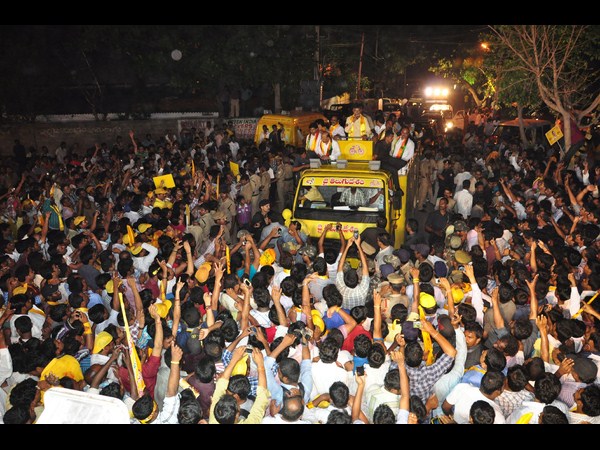 రోడ్ షోకు హాజరైన జనం