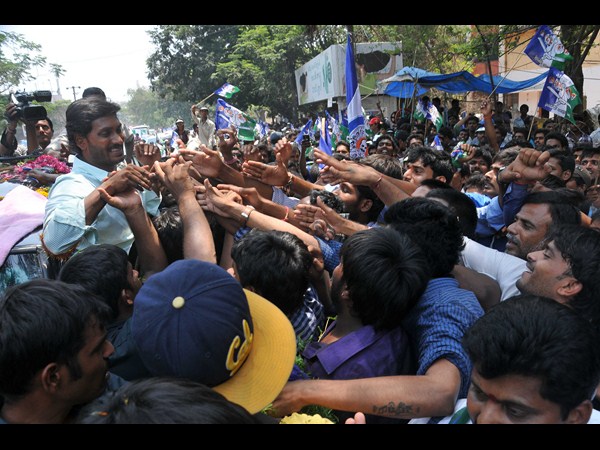 పోటీపడిన యువకులు