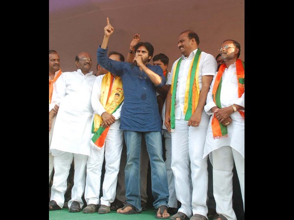 పవన్ కళ్యాణ్ టార్గెట్ కెసిఆర్