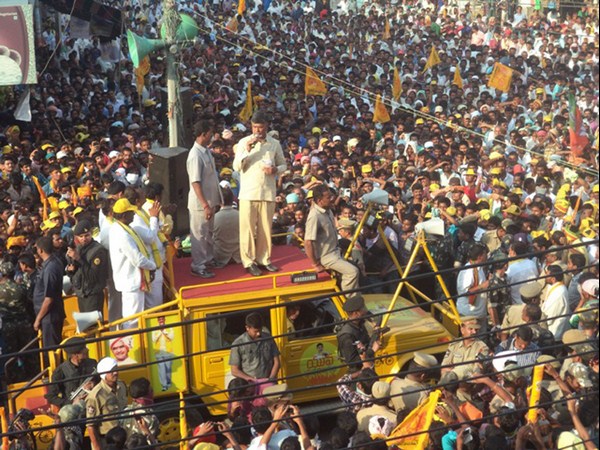 రోడ్‌షోలో చంద్రబాబు