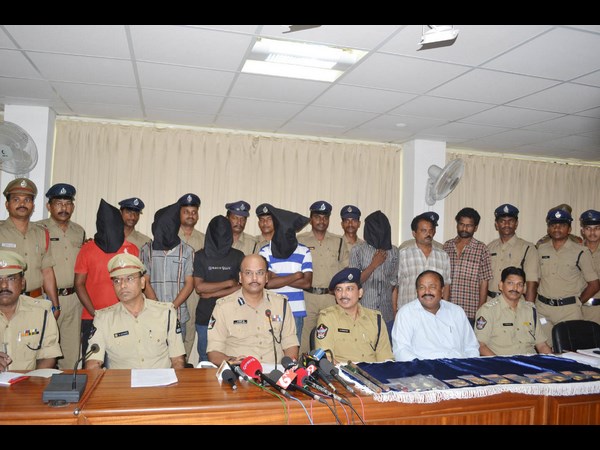 మీడియా ముందుకు నిందితులు