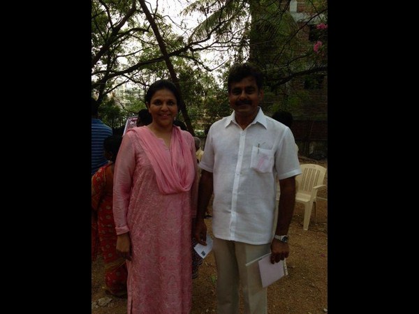 కొండా విశ్వేశ్వర రెడ్డి భార్యతో కలిసి...