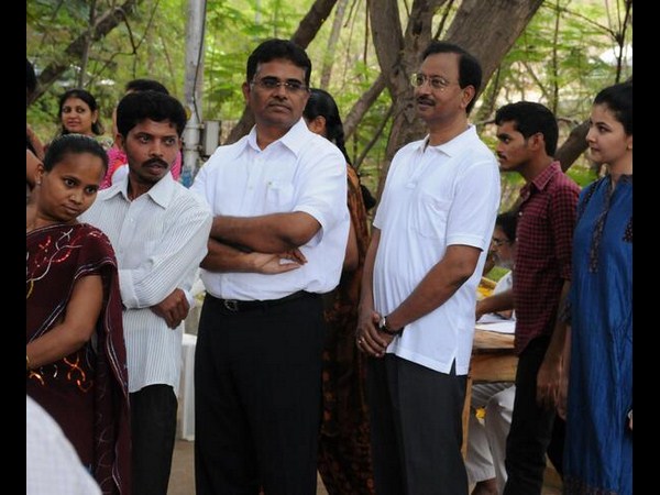 క్యూలో సత్యం రామలింగరాజు 