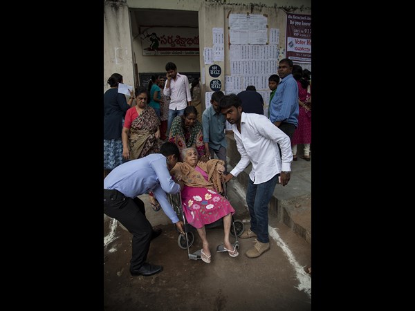 ఓ వృద్ధురాలు ఇలా...