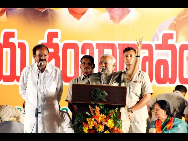 మోడీ ప్రసంగం చేస్తున్నప్పుడు...