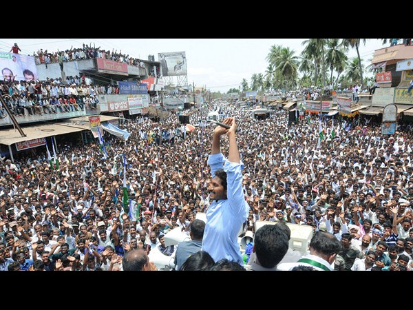 జగన్ అభివాదం