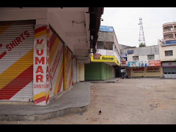 రోడ్లు ఖాళీ...