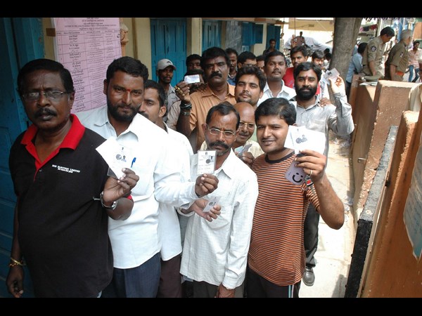 ఓటు కోసం క్యూ..