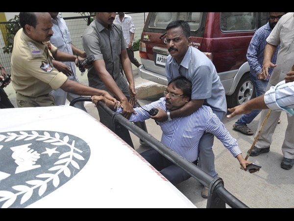 పాతబస్తీలో ఘర్షణ