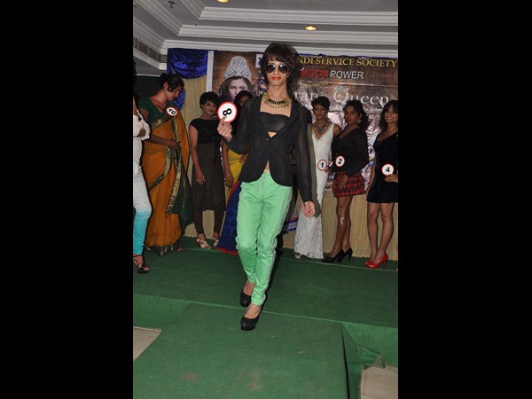 క్యాట్‌వ్యాక్ చేస్తూ..