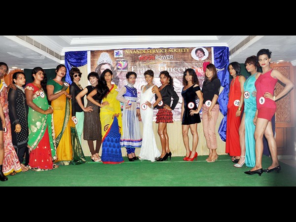 క్యాట్‌వ్యాక్ చేస్తూ..