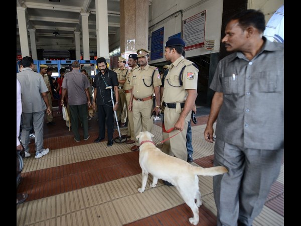 జాగిలాలతో తనిఖీలు..