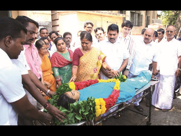 శోక సముద్రంలో కుటుంబ సభ్యులు