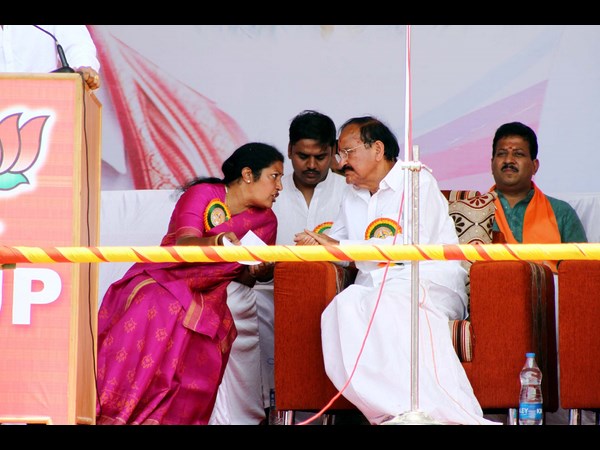 వెంకయ్యతో పురంధేశ్వరి..