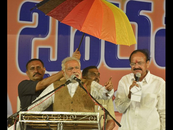 జోరు వానలో మోడీ ప్రసంగం