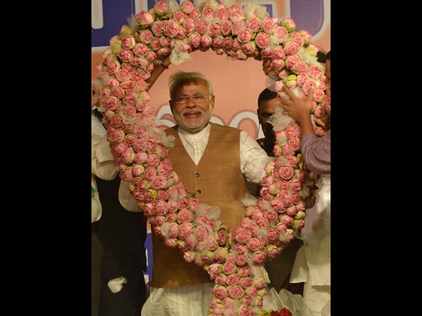మోడీకి కమలం పువ్వుల దండ