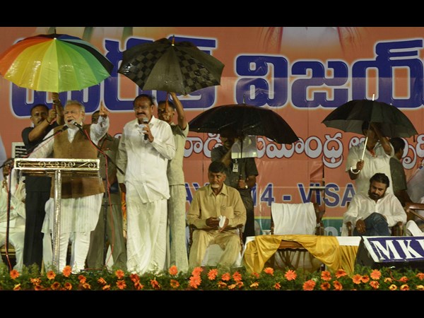 వర్షం రావడంతో గొడుగునీడలో..
