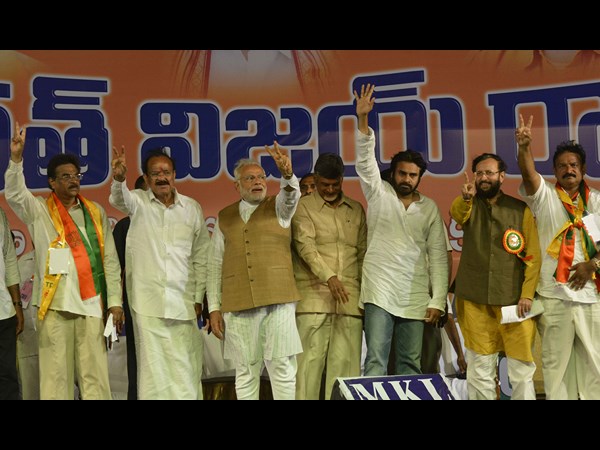 నేతల అభివాదం