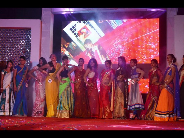 ఫ్యాషన్ షోలో పాల్గొన్న హిజ్రాలు