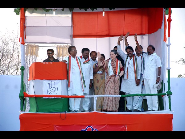 సోనియా అభివాదం సోనియా అభివాదం