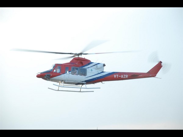 హెలికాప్టర్లో... హెలికాప్టర్లో...