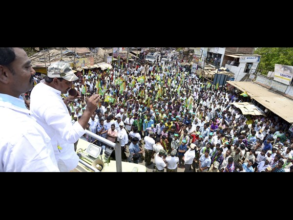 టోపీ పెట్టుకుని కిరణ్ ప్రచారం