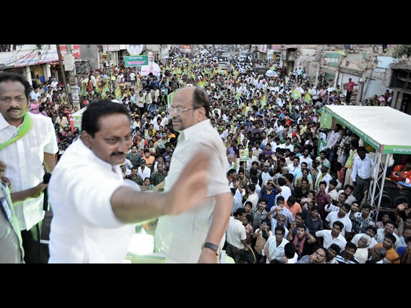 కిరణ్ అభివాదం..