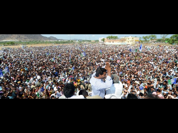 జగన్ అభివాదం