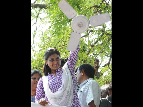 ఫ్యాన్ చూపుతూ..
