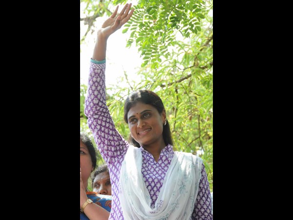 షర్మిల అభివాదం