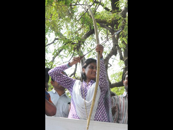 విల్లు ఎక్కు పెట్టిన షర్మిల