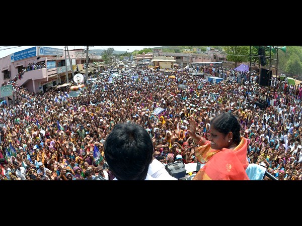 విజయమ్మ అభివాదం