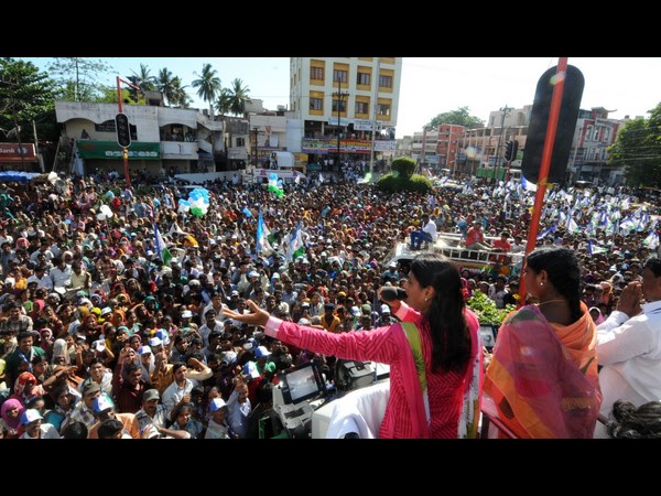 చంద్రబాబు ఊసరవెల్లి