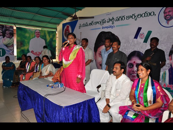 పవన్ కళ్యాణ్ పిచ్చోడిలా..