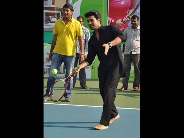 టెన్నిస్ ఆడిన రామ్ చరణ్