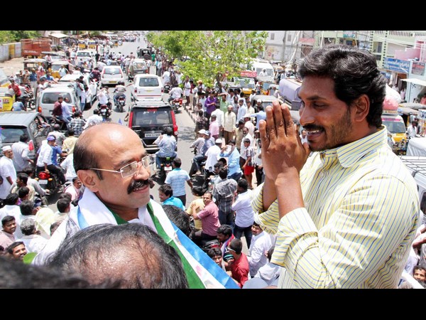 జగన్ అభివాదం