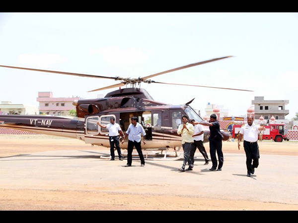 హెలికాప్టర్ నుంచి దిగివస్తూ..