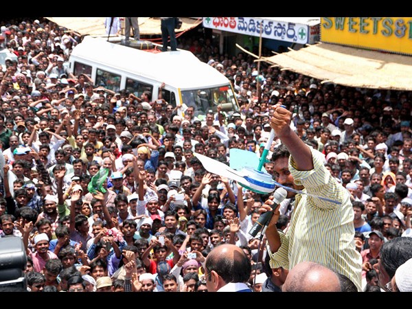 ఫ్యాన్ చూపిస్తూ..