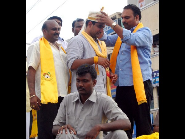 నెత్తిన రుమాలు..