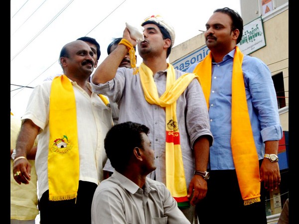 శంఖం పూరించారు