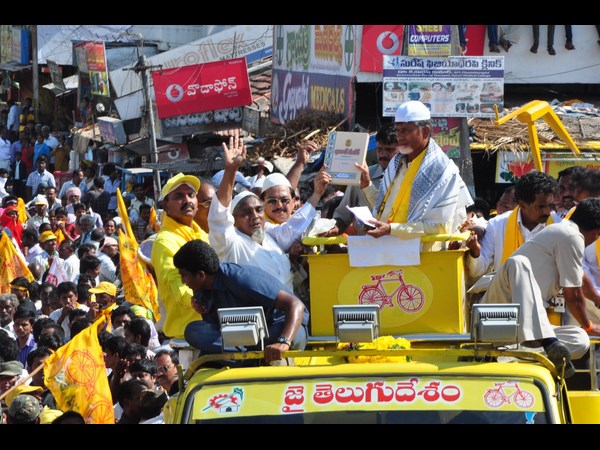 టోపీ పెట్టిన బాబు