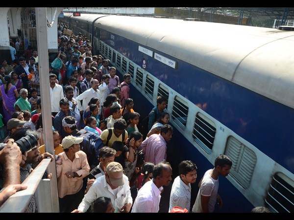 సికింద్రాబాద్ రైల్వే స్టేషన్‌లో ప్రయాణికులు