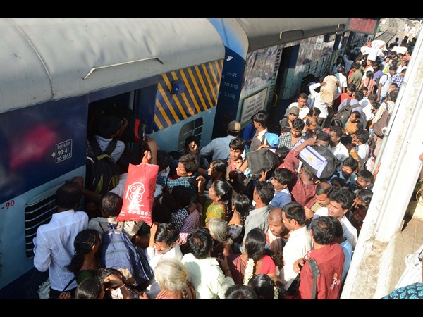 సికింద్రాబాద్ రైల్వే స్టేషన్‌లో ప్రయాణికులు