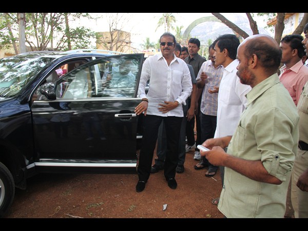 ఓటేయడానికి వచ్చిన మోహన్ బాబు