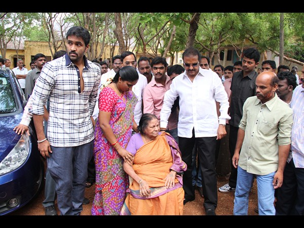 తల్లితో పాటు వచ్చిన మోహన్ బాబు