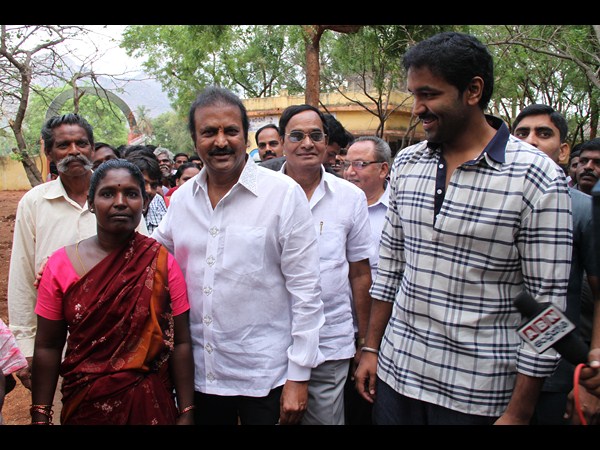 కాసేపు క్యూలో నించున్నారు