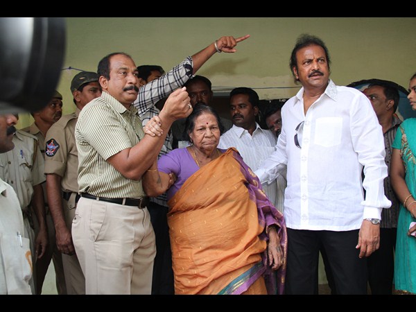 అమ్మతో ఓటేయించారు