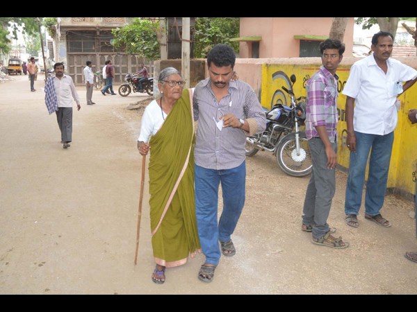 ఓ వృద్ధురాలు ఇలా..