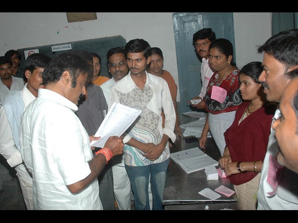 బాలకృష్ణ ఓ పోలింగ్ కేంద్రంలో... బాలకృష్ణ ఓ పోలింగ్ కేంద్రంలో...